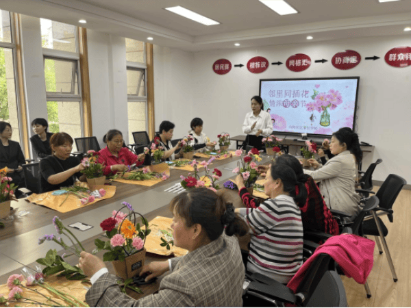 泰前街道向阳社区开展"邻里同插花,情浓母亲节"活动