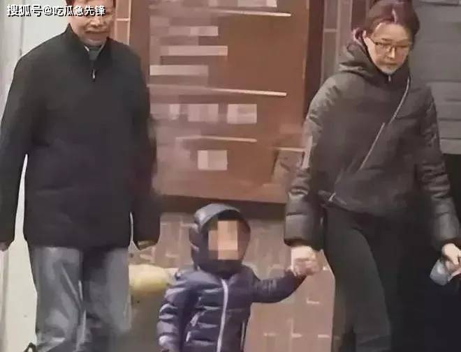 49岁董卿接孩子放学引轰动,美国籍儿子乖巧可爱,丈夫被追债783万很