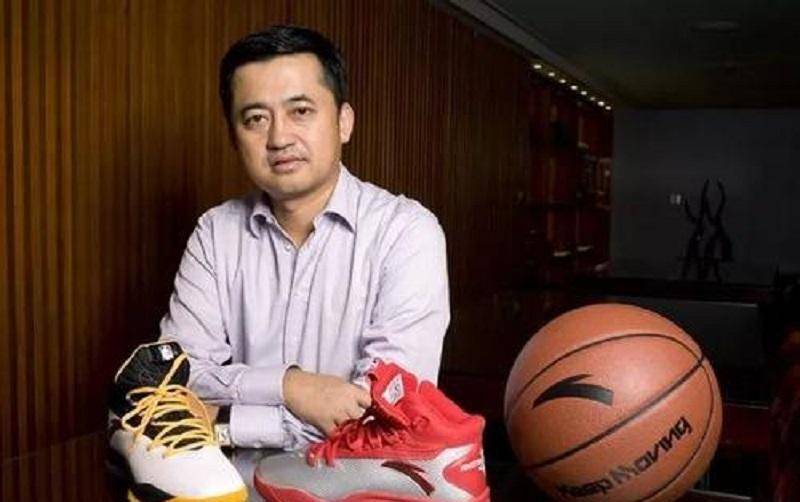 安踏创始人丁世忠:17岁辍学,靠卖鞋打造出百亿身家