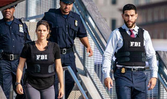 他们首先将卧底伪装成商人,并与意大利黑手党取得联系,然后再利用