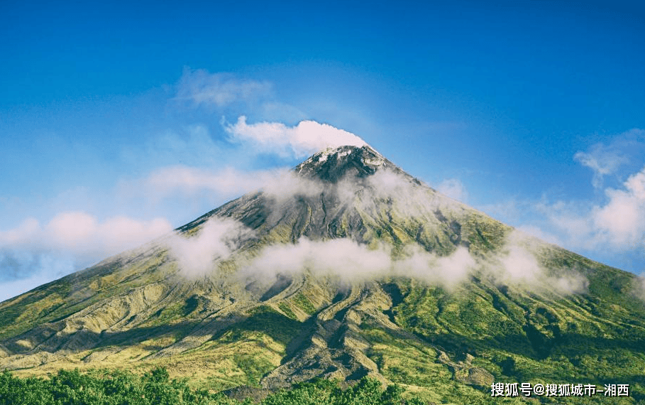 接着,我们又来到了鹿角湾,这片天山北麓的草场让我仿佛融入了自然之中