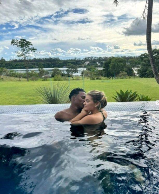 忘情亲吻女友!17岁新罗纳尔多夺第5冠后开心,女友:美好的夜晚