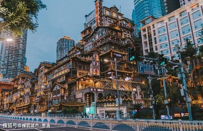 门票需要提前预定,不提前预定到了重庆都没法玩,因为a型悬廊玻璃桥