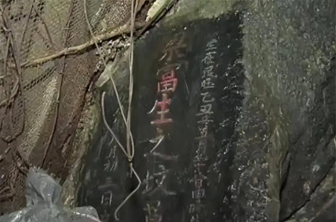 17年湖南90岁老人自建活人墓落地,整日独自睡棺材,如今高寿95岁