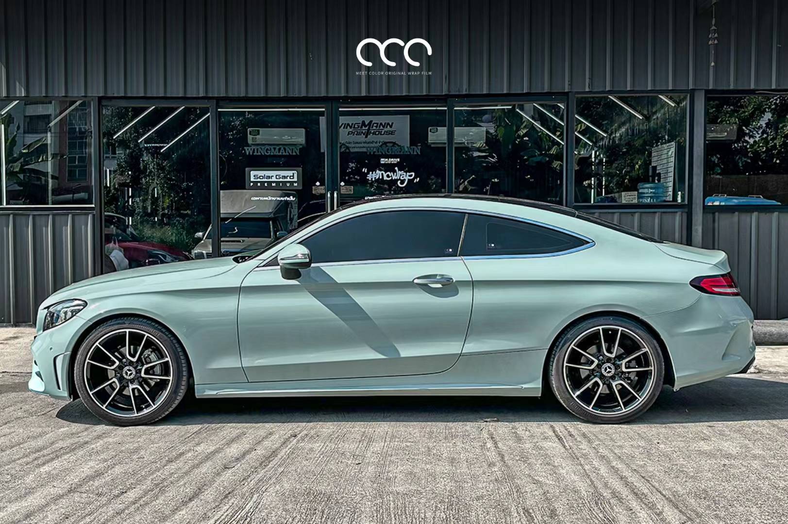 奔驰c级漫彩狄斯绿改色膜,蓝绿交融 明快轻盈