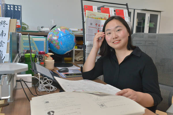 书声琅琅,郑州四中文华学校七年级课堂上,孩子们凝视着数学老师张孟雨