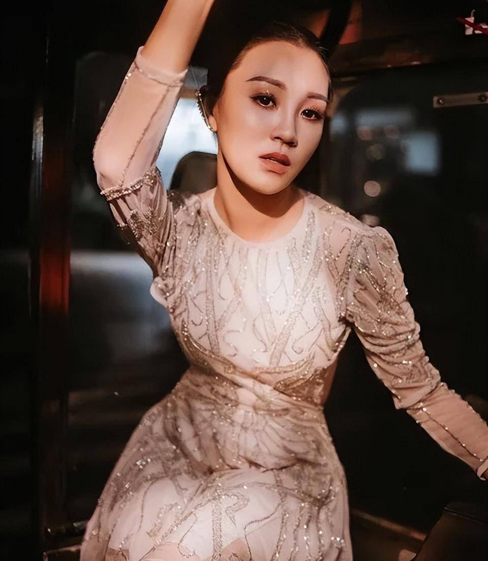 tvb小花离巢后去向终于敲定,转行做音乐老师,遭网友质疑没资格_苏韵姿