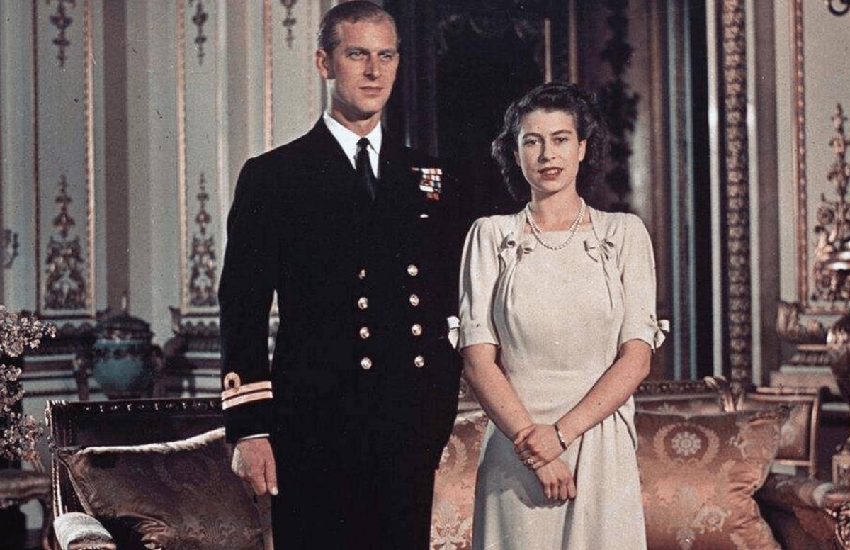 30多个情人堆砌出了菲利普亲王的渣,但是女王愣是用上千倍的放大镜去