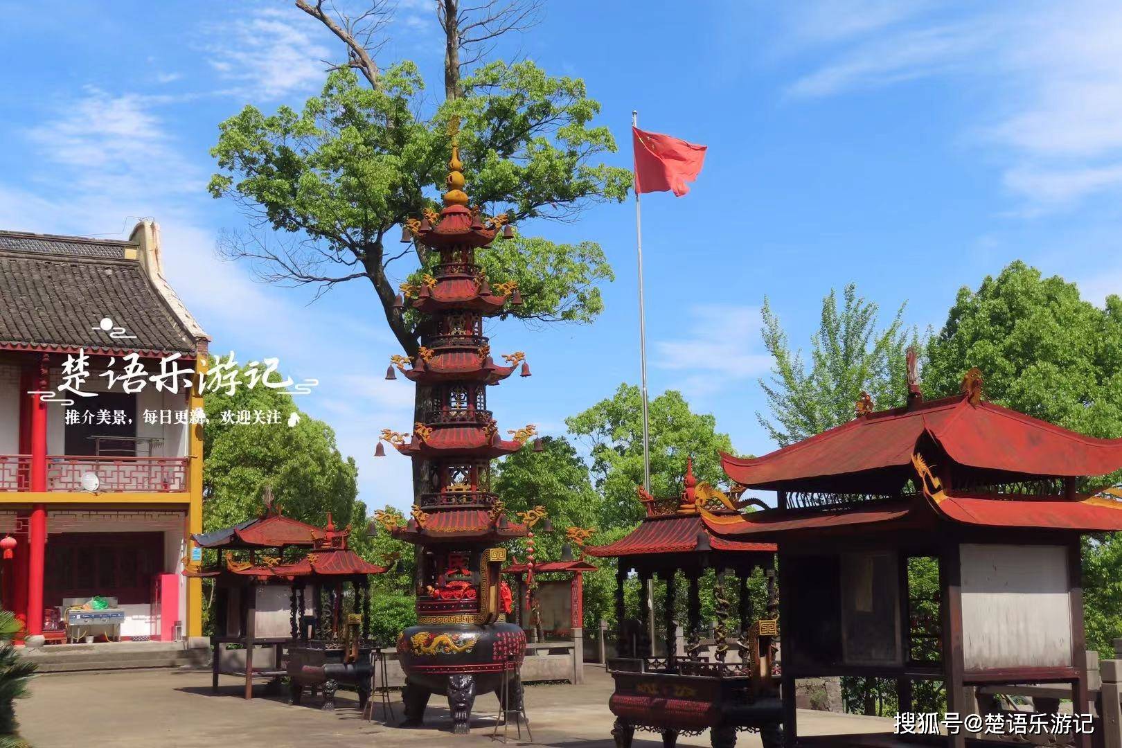 锡灵峰古道从龙窟禅寺中间穿过.