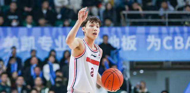 徐杰家庭现状曝光,弟弟身高胜过长兄,豪华农村三层大别墅展现富裕与