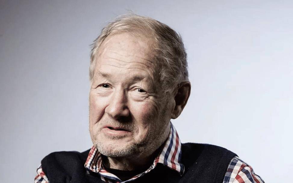 2006年,69岁英国富豪兰斯迎娶中国女外卖员,婚后连生三娃