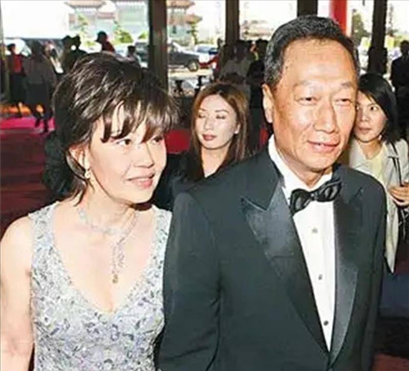 富士康总裁郭台铭:成为首富时妻子离世,继任妻子比他小24岁_林淑如