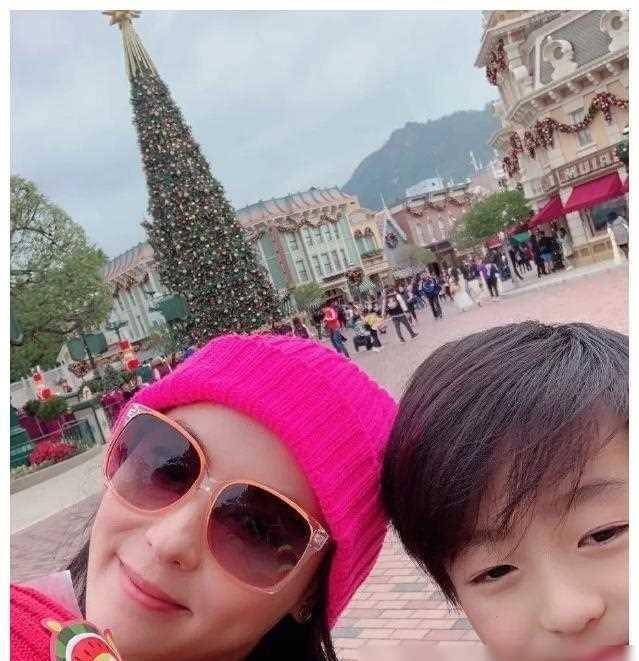 张柏芝三子真容曝光了!小儿子简直跟妈妈一个模子刻出来的!