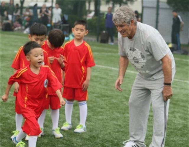 6岁孩童被米卢教练看中,赞他是中国足球未来之星,今泯然众人矣