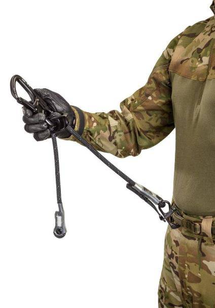 为何美国特种兵会吊坐在直升机外侧?是空间限制,还是有特殊战术