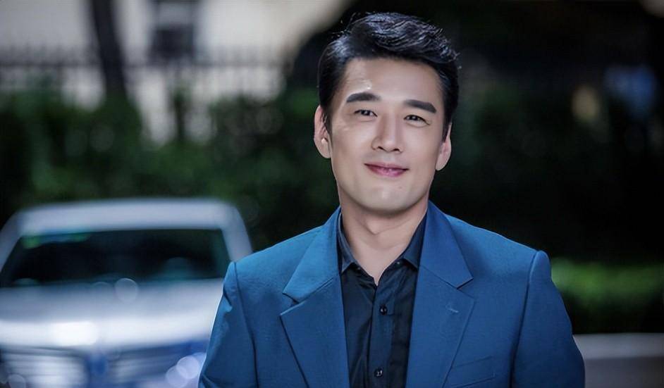 明明演技一般,却被吹成"老戏骨",这5位演员,演什么都一个样_靳东