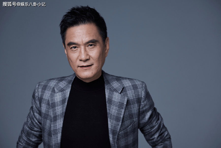 岳父是导演,岳母是表演艺术家,48岁被富婆求婚,52岁老来得子