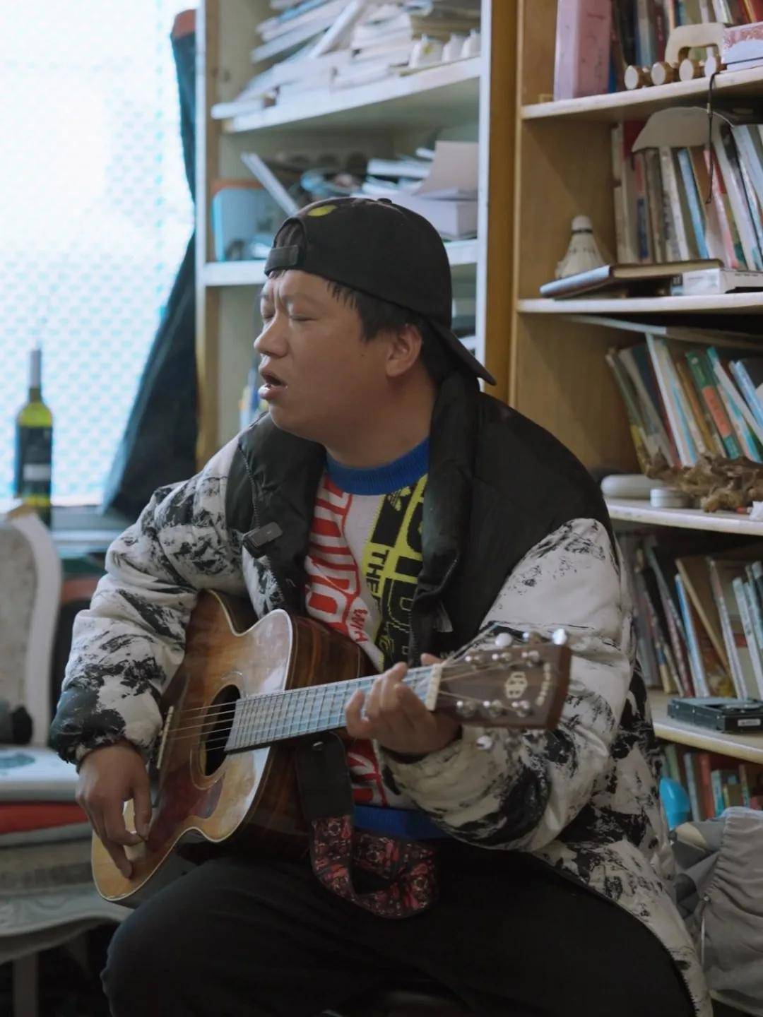 小海弹唱原创歌曲《我叫胡小海》2015年冬天,小海在郑州富士康的