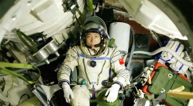 我国共13人上过太空,为啥2位是航天英雄,其他是英雄航天员