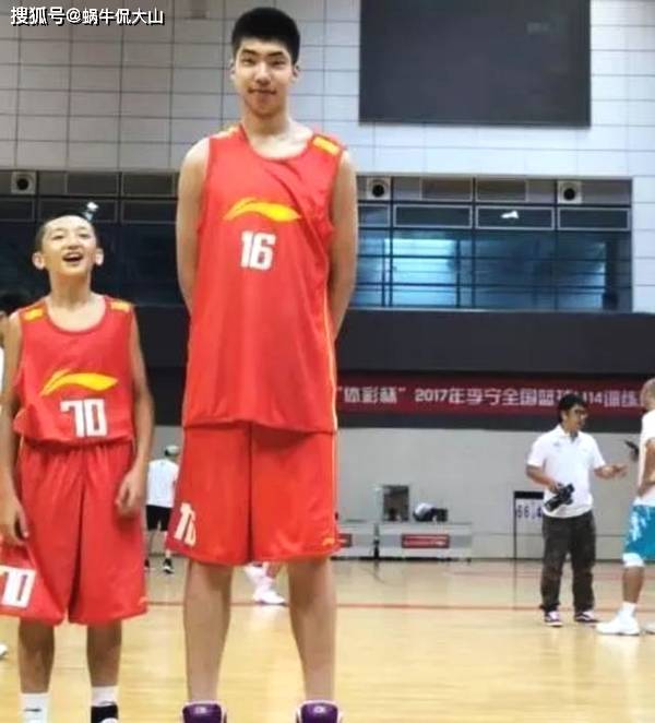 余嘉豪的母亲王福英也是篮球运动员,身高1米97,曾是浙江女篮的中锋