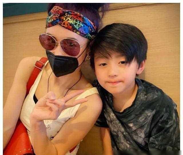 张柏芝三子真容曝光了!小儿子简直跟妈妈一个模子刻出来的!