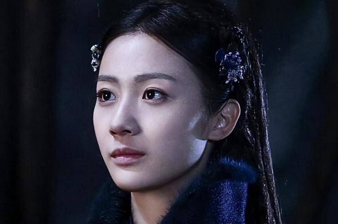 剧情魔改到与原著毫无瓜葛,演员在剧中抢着拼谁的演技更尬,服装毫无美