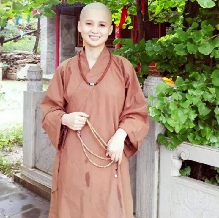 了将近一年时间,法师们见她始终没有改观,便动了将其赶出佛学院的心