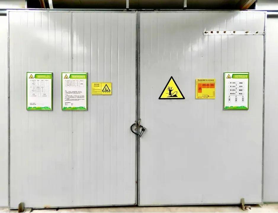 宜在危险废物贮存设施内的每一个贮存分区处设置危险废物贮存分区标志