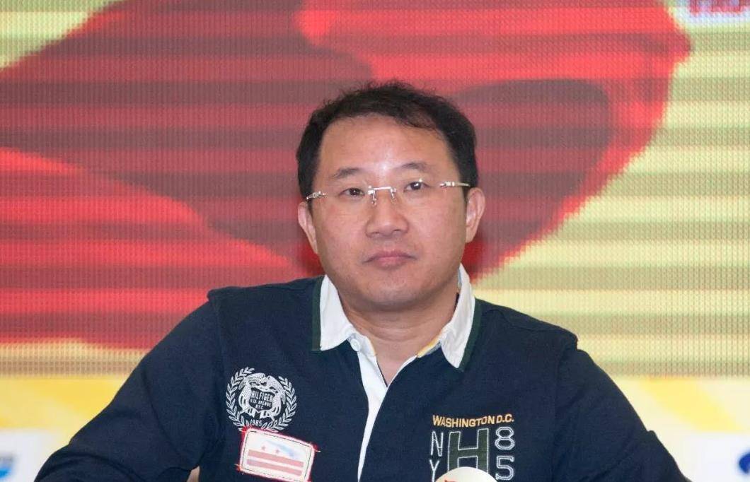 温州首富周旭辉:38岁融资9950万,44岁娶小10岁女明星,如今入狱