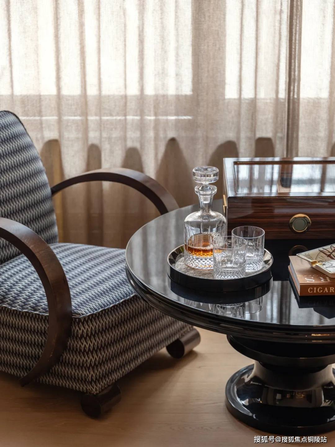 色彩与质感,顺应着上海滩的复古风潮,让古典家具以崭新的容貌重回生活