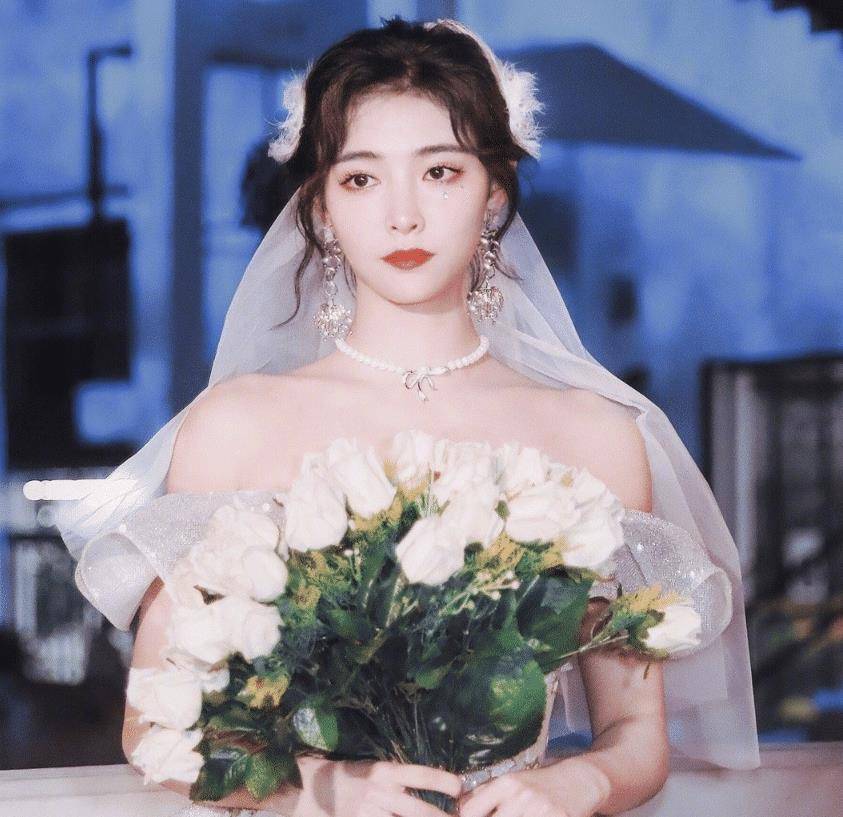 the9成员穿上婚纱,刘雨昕温柔大方,我却被在逃公主许佳琪美到了