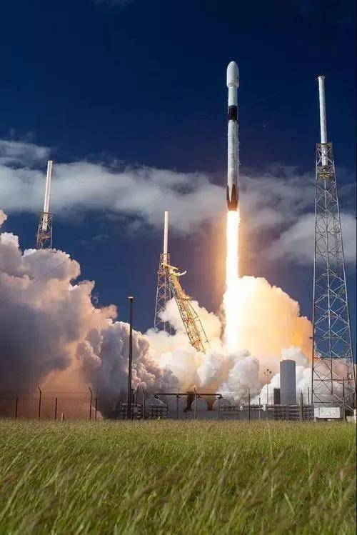 "一箭五飞"有去无回!60颗卫星升空失败,美发射基地一片哀嚎