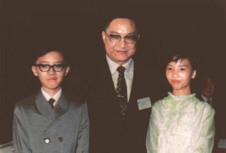 这一番接触下来,金庸下定决心要追求夏梦,同时也找到了真正的发展方向