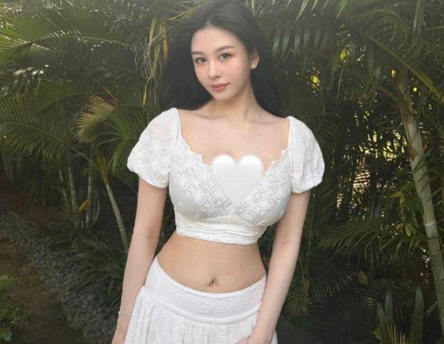 沈月现身马来西亚度假,穿露脐装秀时尚身材,颜值气质酷似邱淑贞