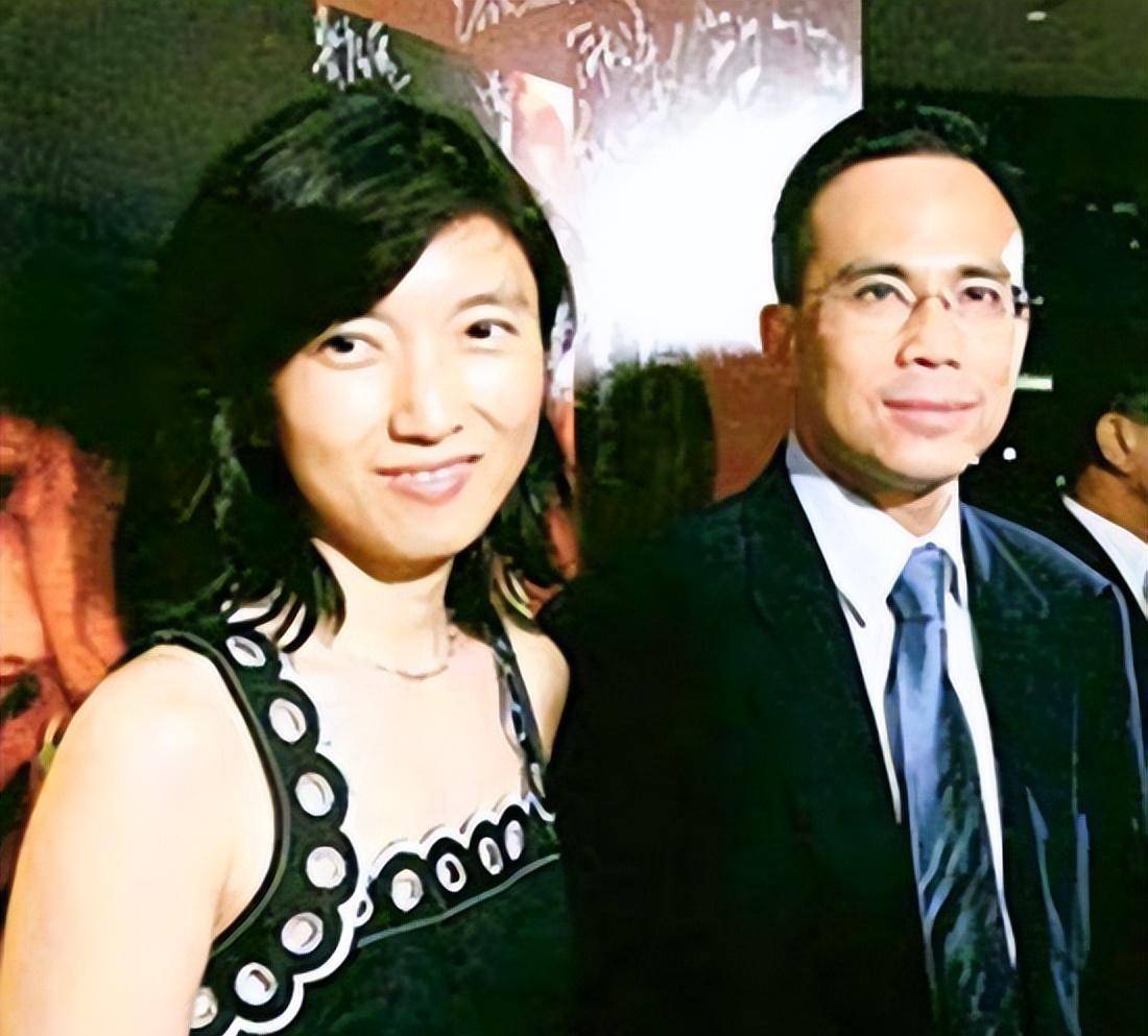 李嘉诚大儿媳:被李泽钜疯狂追求,连生3女,为李家改名后得一子_王富信