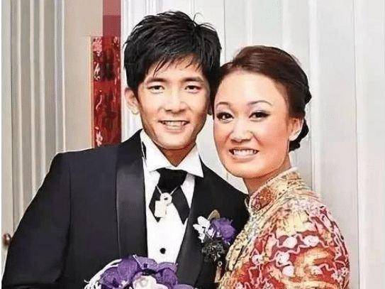 拿着分手费嫁给初恋离开赌王不到一年,邓咏诗便在香港举办了一场盛大