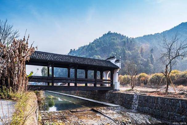 浙江一个集人文之精华,山水之灵秀,佛教之庄严于一体的旅游区