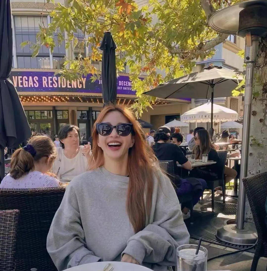 韩艺瑟曾与yg歌手teddy交往,两人非常般配,但分手后她又在商务场所