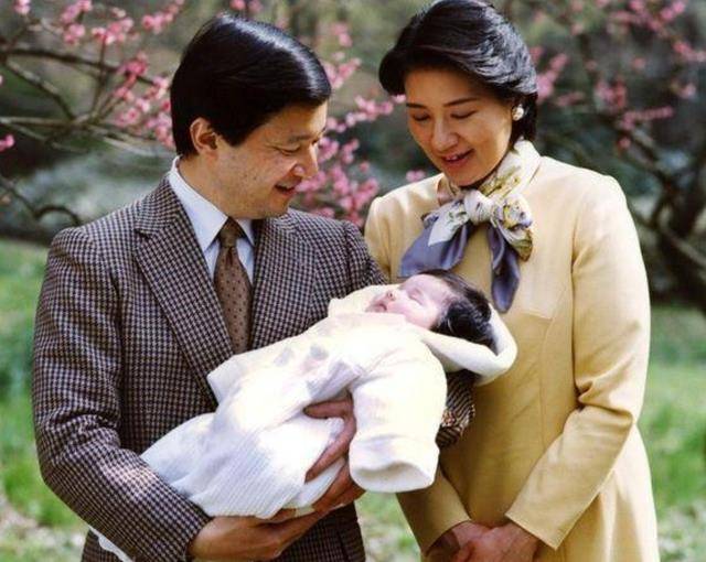 良子皇后:折磨无辜儿媳,小眼睛隔代传给爱子,雅子的基因都没辙