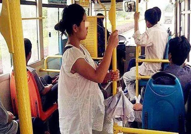 孕妇在公交车上被要求让座，乘客发出嘘声。这东西掉出来砸到大家脸上_胎儿_肚子_身上。