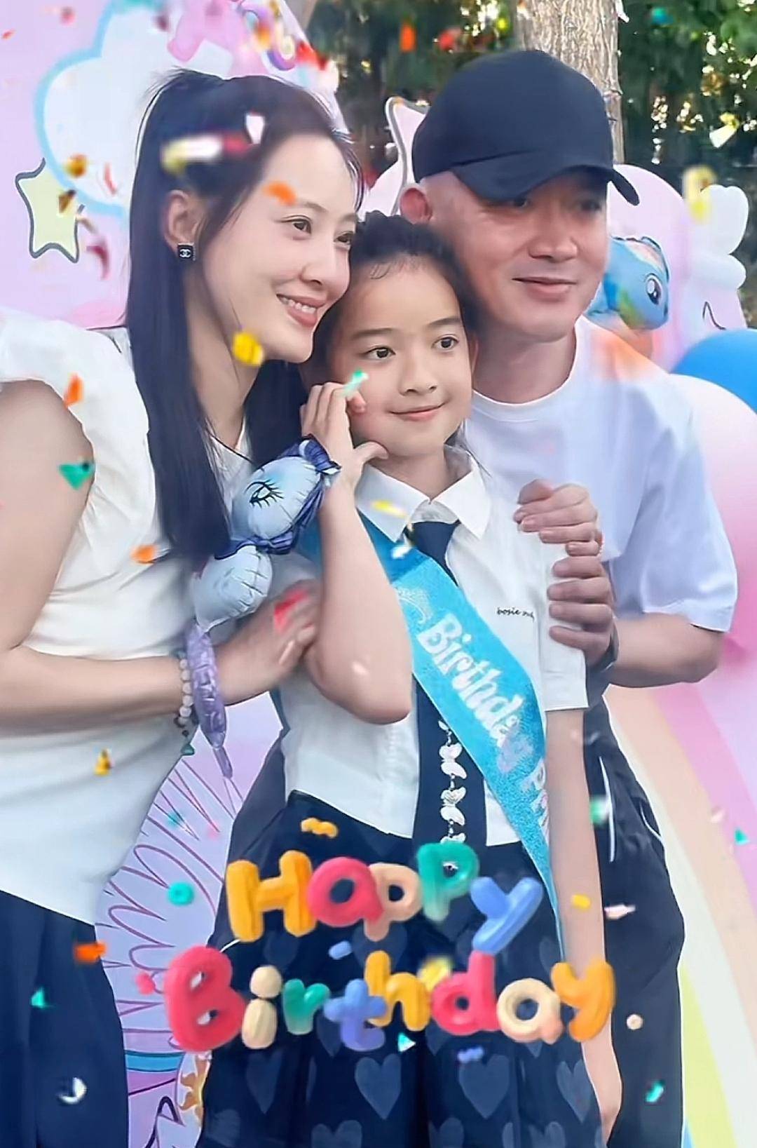 的年龄,秦子越看起来依然像个少女,她的容貌相当出色,和应采儿相似