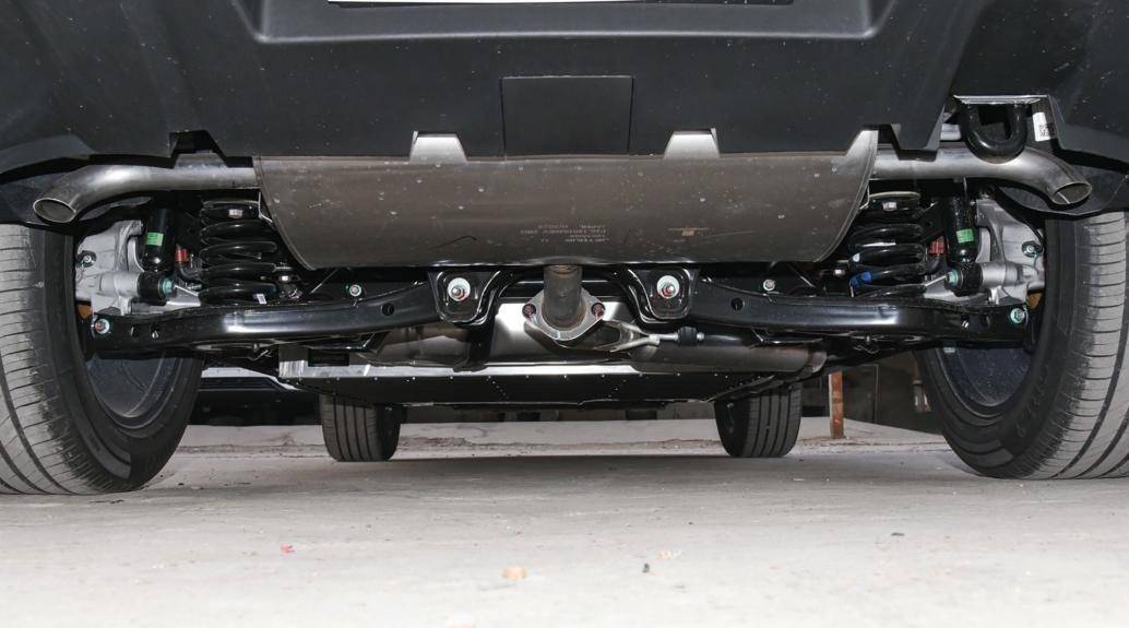 底盘方面,采用前麦弗逊独立式与后多连杆独立式的悬挂组合,目前只有