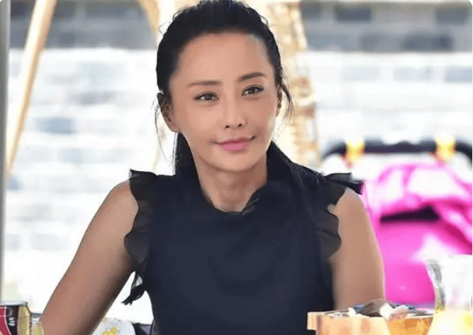 她是吴奇隆前妻,现在二婚被丈夫宠上天,三个保姆照顾孩子!