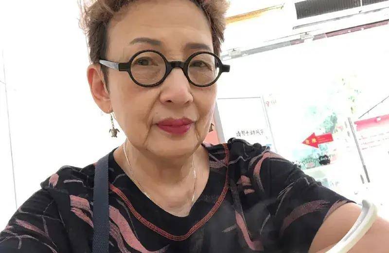 之后,波姐在电影首映礼上并没有走红毯,而是直接去了内场看电影,直到