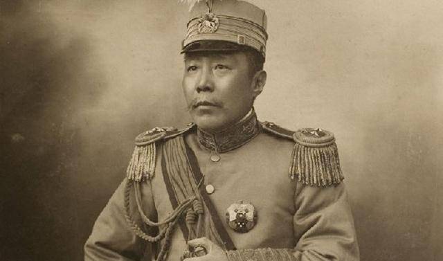 无名孤儿从书童官至民国总理,开创现代警务系统,离世后原因成谜