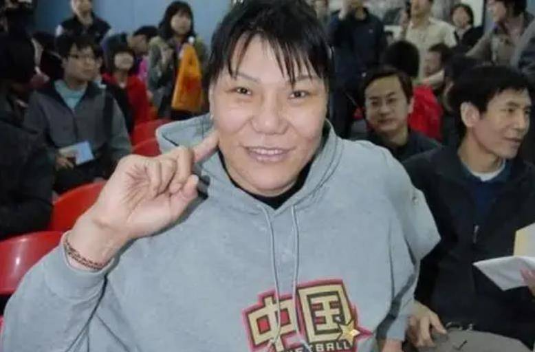 41岁郑海霞在鲁豫节目公开征婚,2010年嫁给粉丝,连办4场婚礼