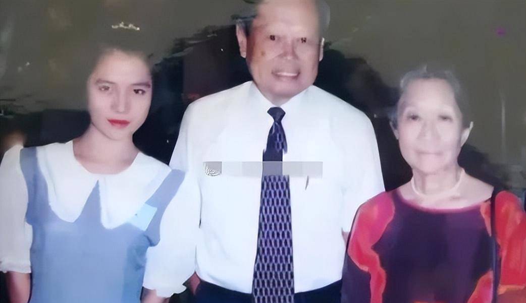 杨振宁正式度过100岁生日!46岁翁帆显富态,两人恩爱18年如一日