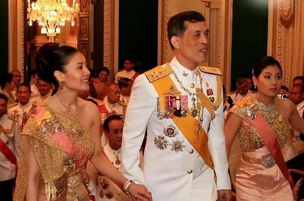 泰国贵妃身穿裹臀裙,趴地跪拜高僧,身材气质比王后好太多