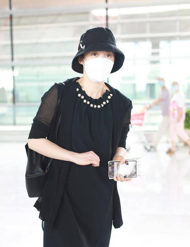 差点认不出,蒋勤勤素颜看上去憔悴,身材严重走样