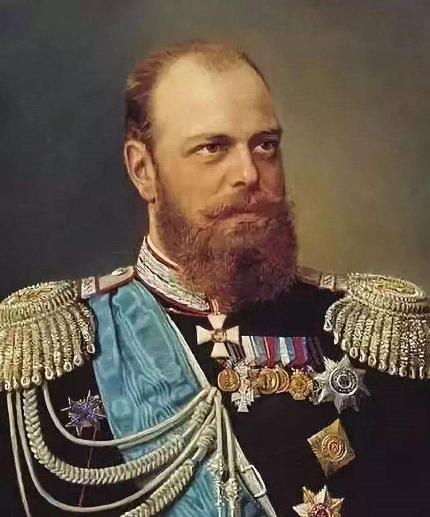 基里尔是沙皇继承人,为何他在宫殿挂红旗,宣布效忠临时政府